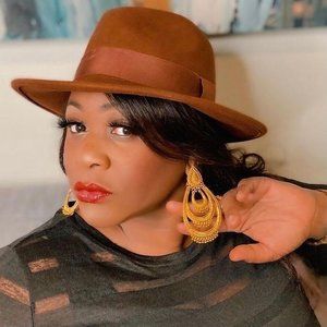 Meet your Posher, Ave